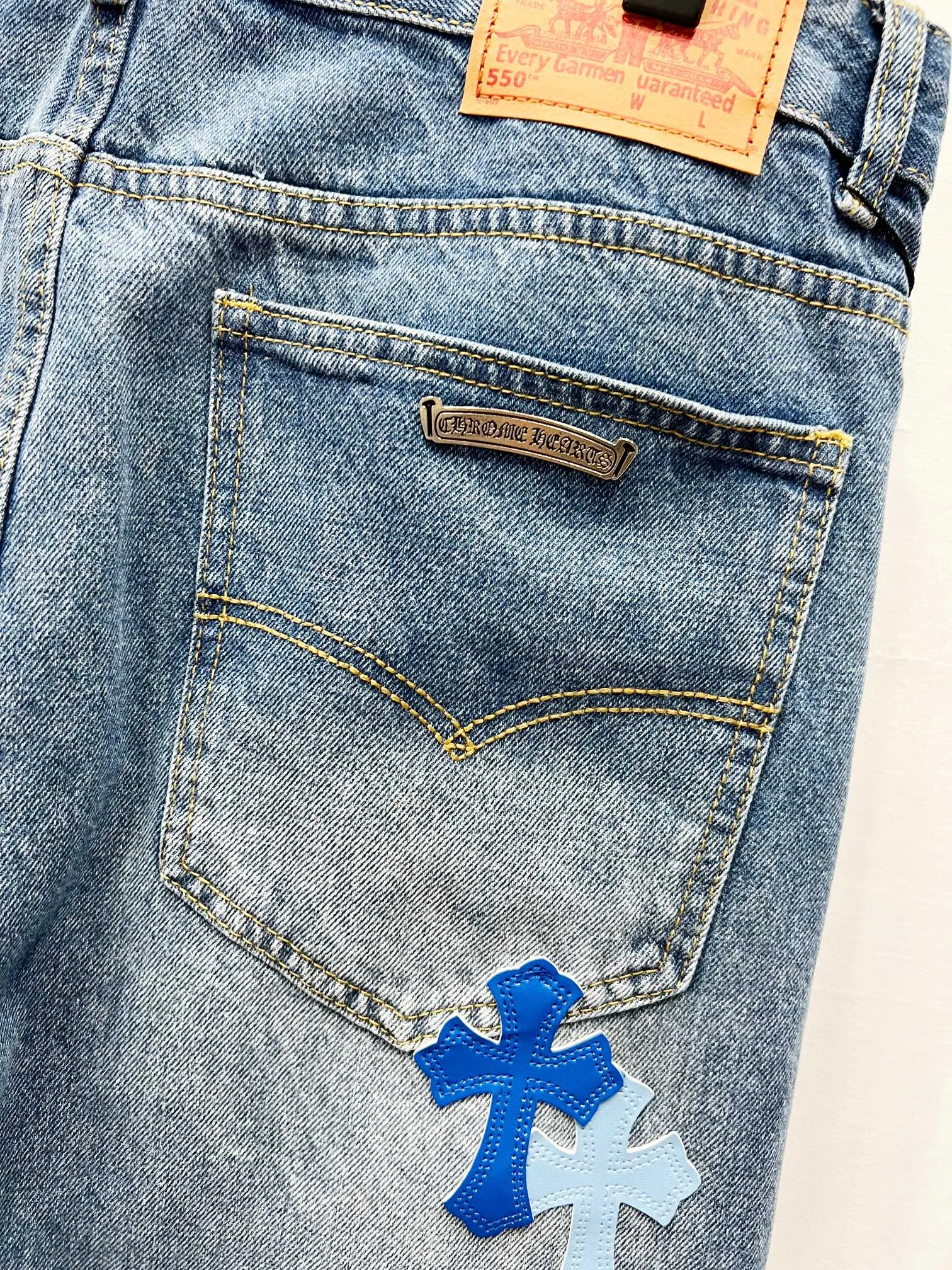 P210 Style No.: (K540) Chrome Hearts & CH city limited series Sanskrit cross patch patchwork jeans, black and white color matching - Chengdu "chengdu" jeans catering to the hometown of Chengdu giant pandas. The finished products need to be washed and then disassembled and hand-stitched with sheepskin cross skins and then spliced ​​together to complete. The whole process is too complicated to explain. The texture can be seen in the hand, and it looks good. The styles with different washed textures are very friendly to people with thin legs and thick legs. The straight version is very flattering to the leg shape. The moderate length is timeless and can be matched easily and casually. It is the basic styling foundation for various styles and is a must-have in the wardrobe! The fabric is stiff but also makes the upper body soft without losing texture. The washing process is even more perfect. It is a must-have item for everyone! ! ! Washed wheat, hang tag, pants label, three labels are complete, the upper body effect is particularly stiff and stylish, super stylish, the same style for men and women - Color: blue and black Size: 28 30 32 34